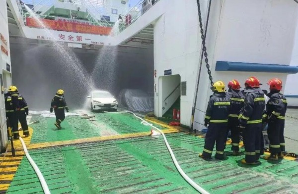 一艘客滚船上有新能源汽车莫名冒烟，幸无人员伤亡及被困情况